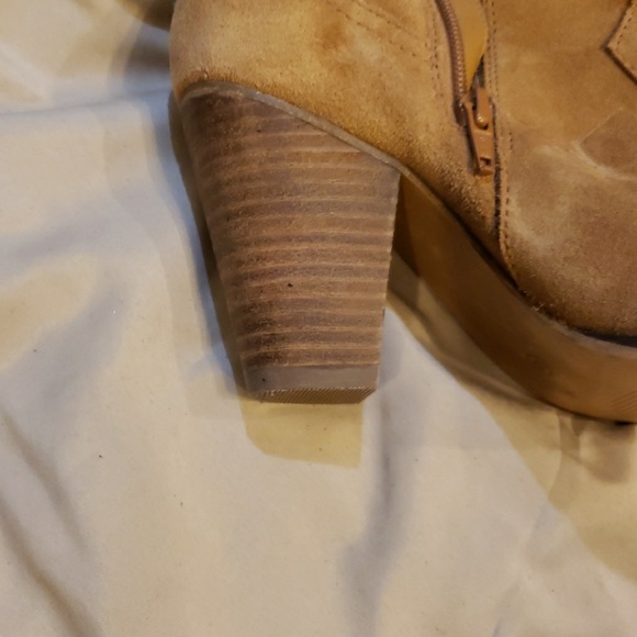 Boots - Picture 3 of 4